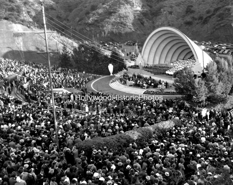 Hollywood Bowl 1936 Easter Sunrise Service wm.jpg